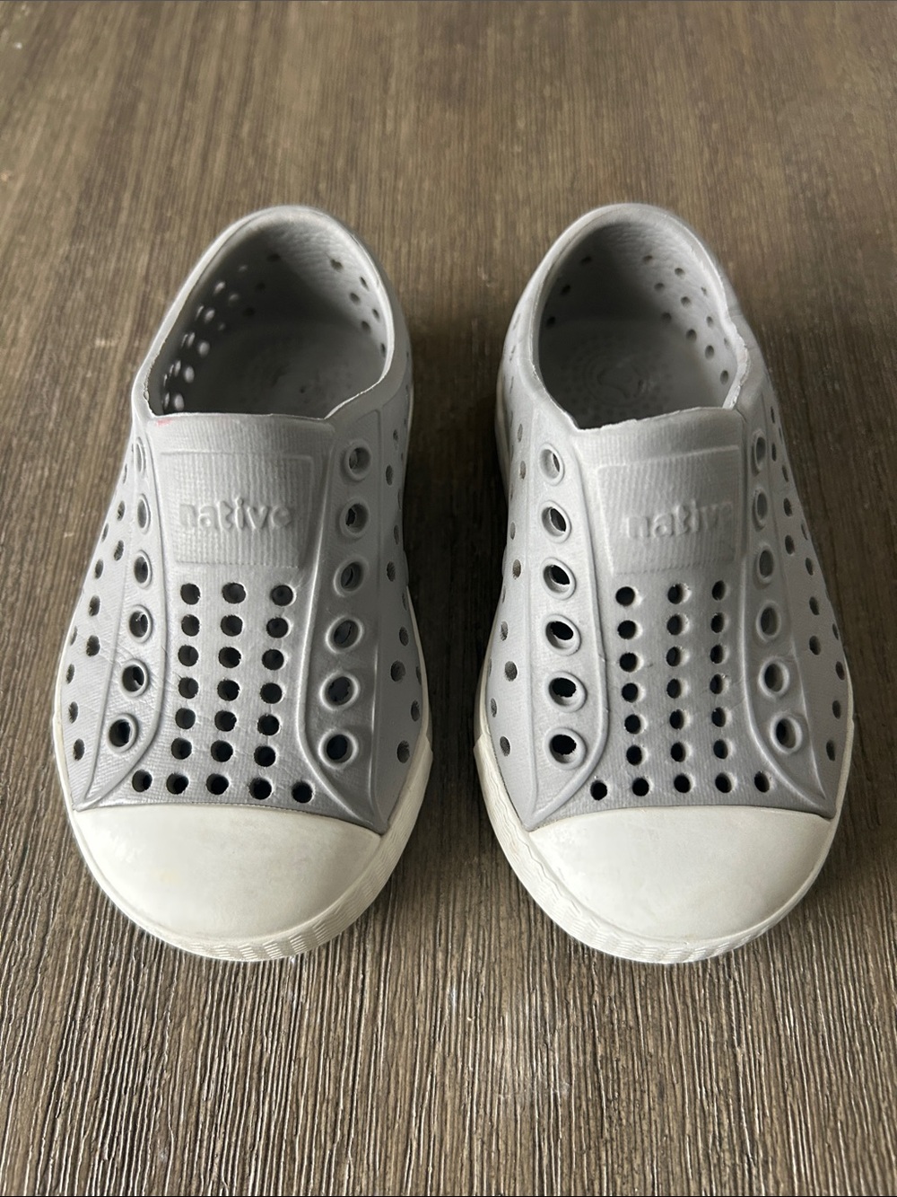 Native Jefferson Color Gray, Size C5, Gently Used.